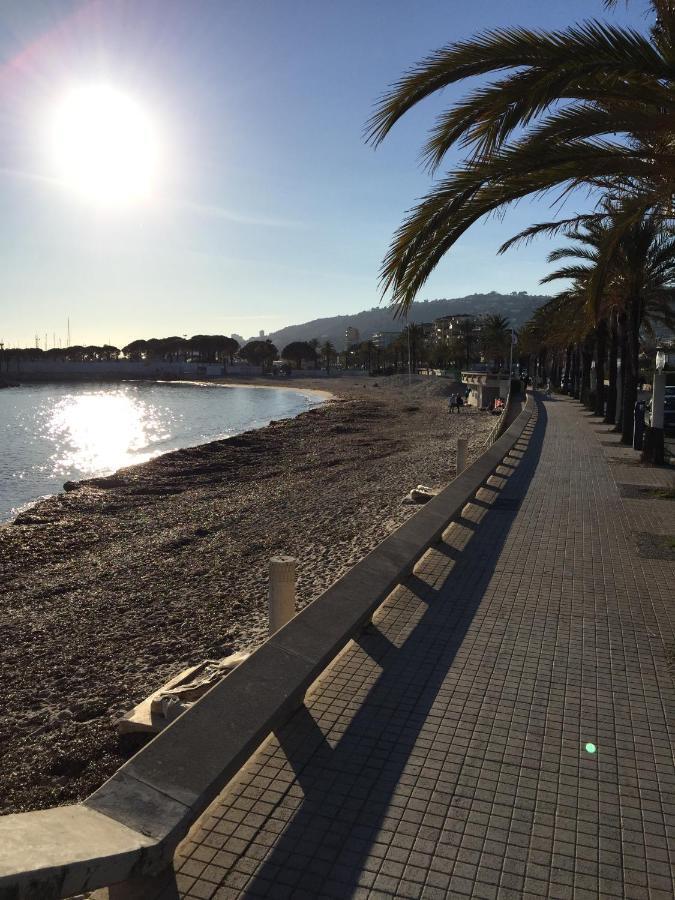 Appartement T2 de standing au pied des plages Golfe-Juan Chambre photo